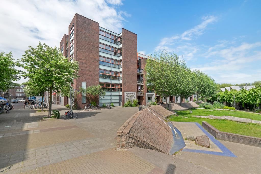 LEUK EN GOED INGEDEELD 4 KAMER APPARTEMENT VAN 94 M2 MET LIFT, BERGINGS EN EEN RUIM BALKON
