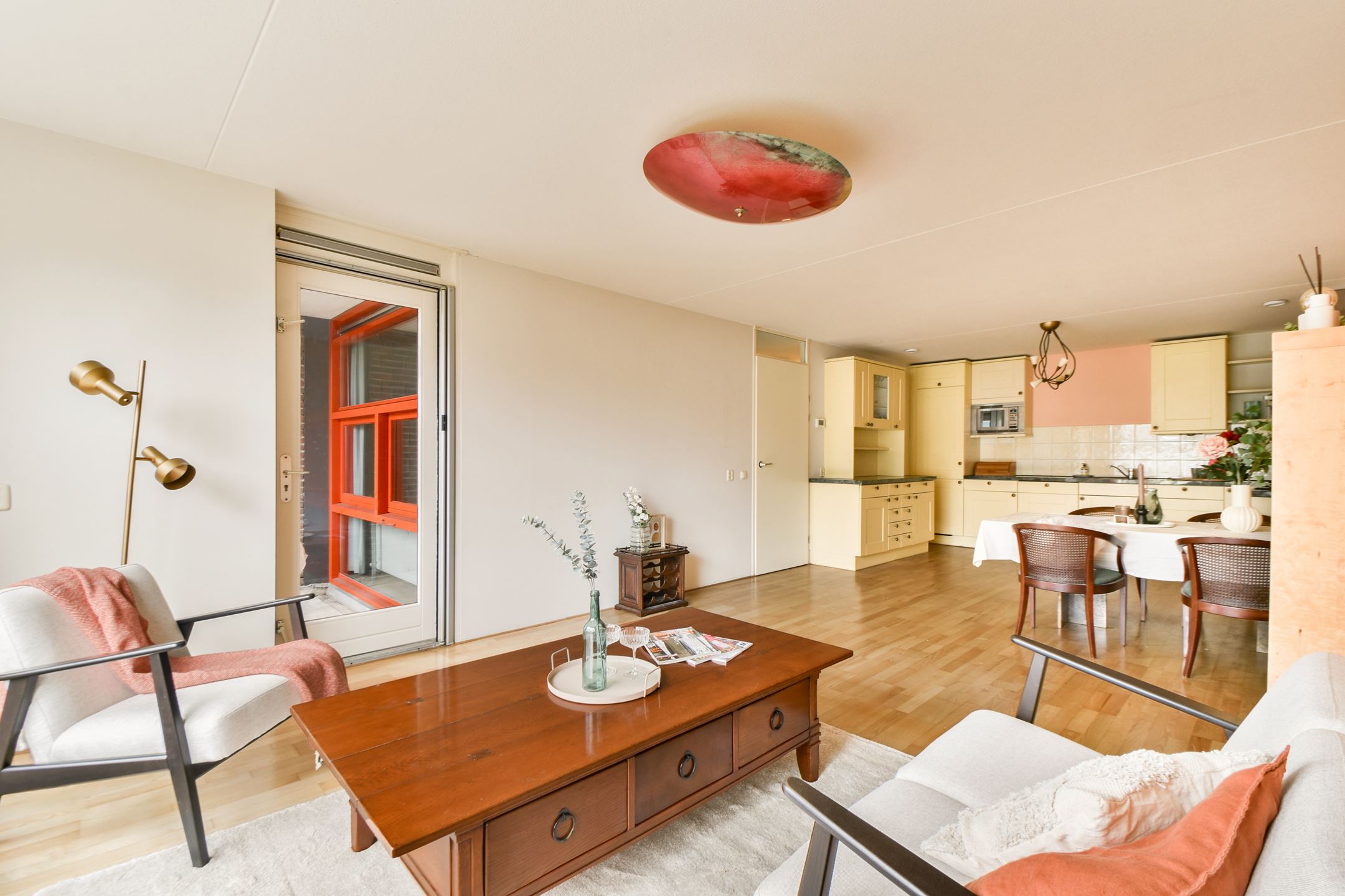LEUK EN GOED INGEDEELD 4 KAMER APPARTEMENT VAN 94 M2 MET LIFT, BERGINGS EN EEN RUIM BALKON