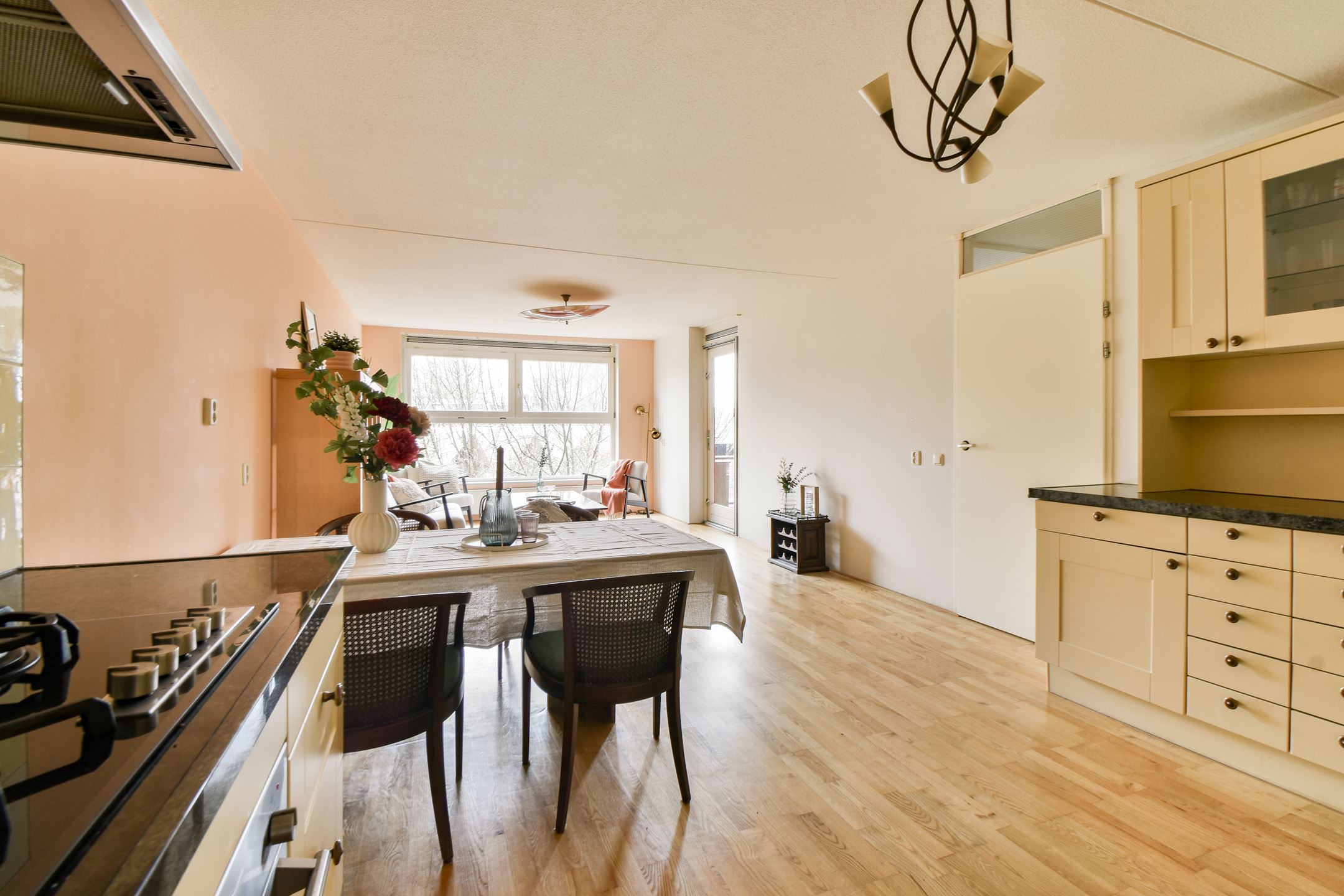 LEUK EN GOED INGEDEELD 4 KAMER APPARTEMENT VAN 94 M2 MET LIFT, BERGINGS EN EEN RUIM BALKON