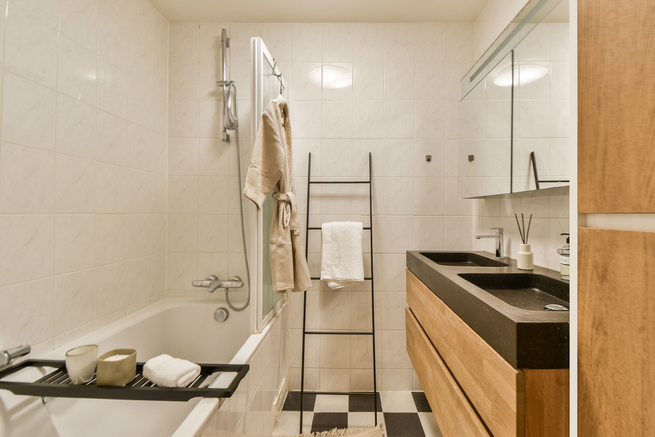 LEUK EN GOED INGEDEELD 4 KAMER APPARTEMENT VAN 94 M2 MET LIFT, BERGINGS EN EEN RUIM BALKON